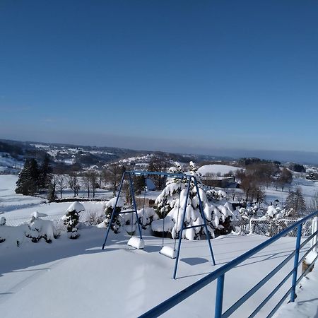 Le lac, la neige,la vue La Tour-dʼAuvergne Extérieur photo