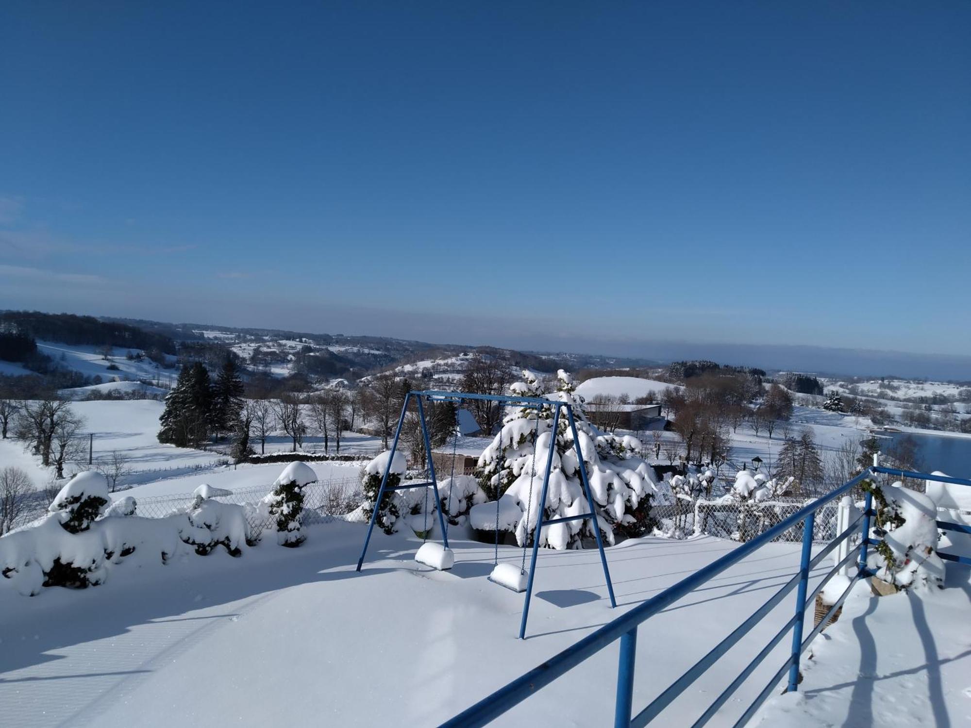 Le lac, la neige,la vue La Tour-dʼAuvergne Extérieur photo